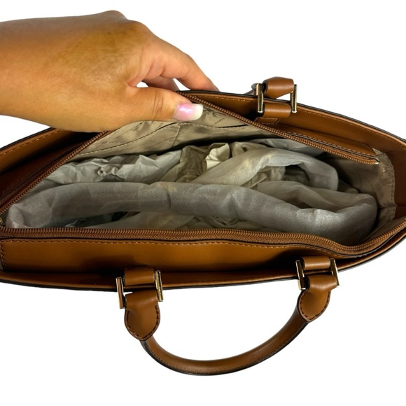 Michael Kors Jessie Vanilla Luggage Large Tote - Picture 9 of 16